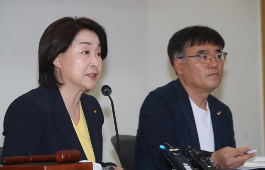 심상정 정의당 대표가 17일 국회 의원회관에서 열린 5기 제10차 전국위원회에서 인사말하고 있다. 오른쪽은 김종민 부대표. 연합뉴스